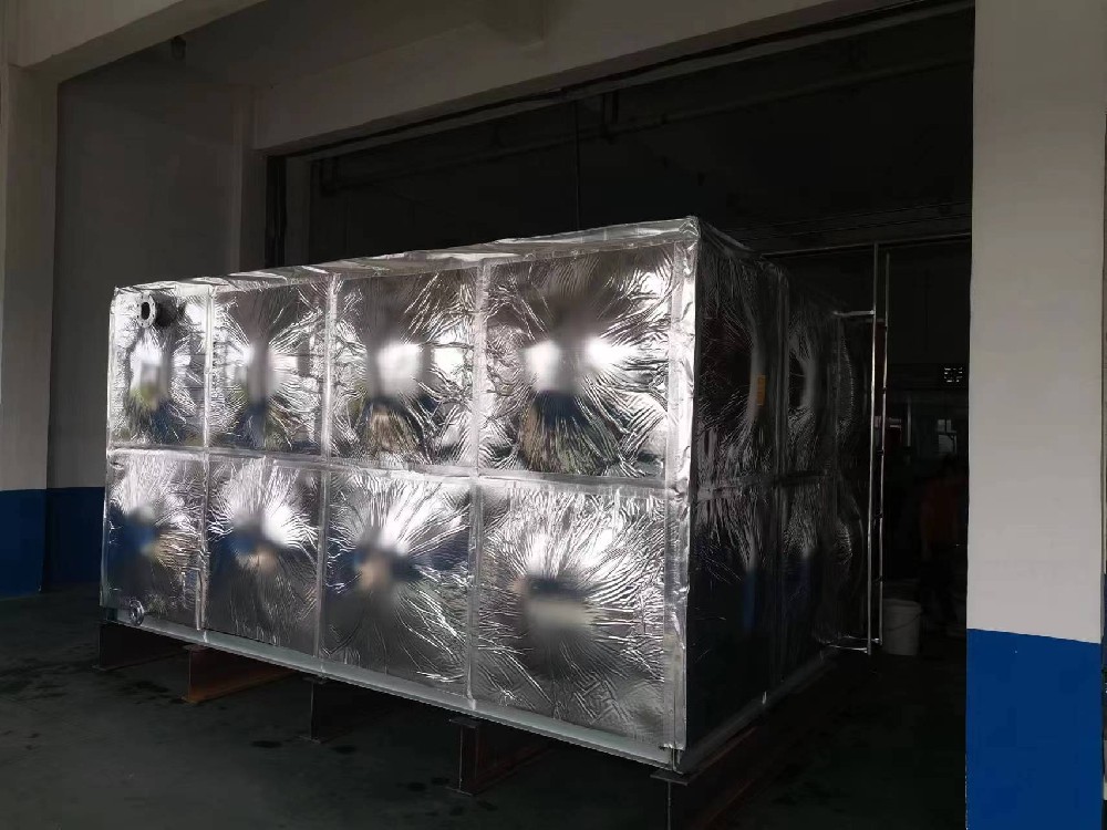 山東蔚藍生物科技有限公司不銹鋼保溫水箱安裝完畢
